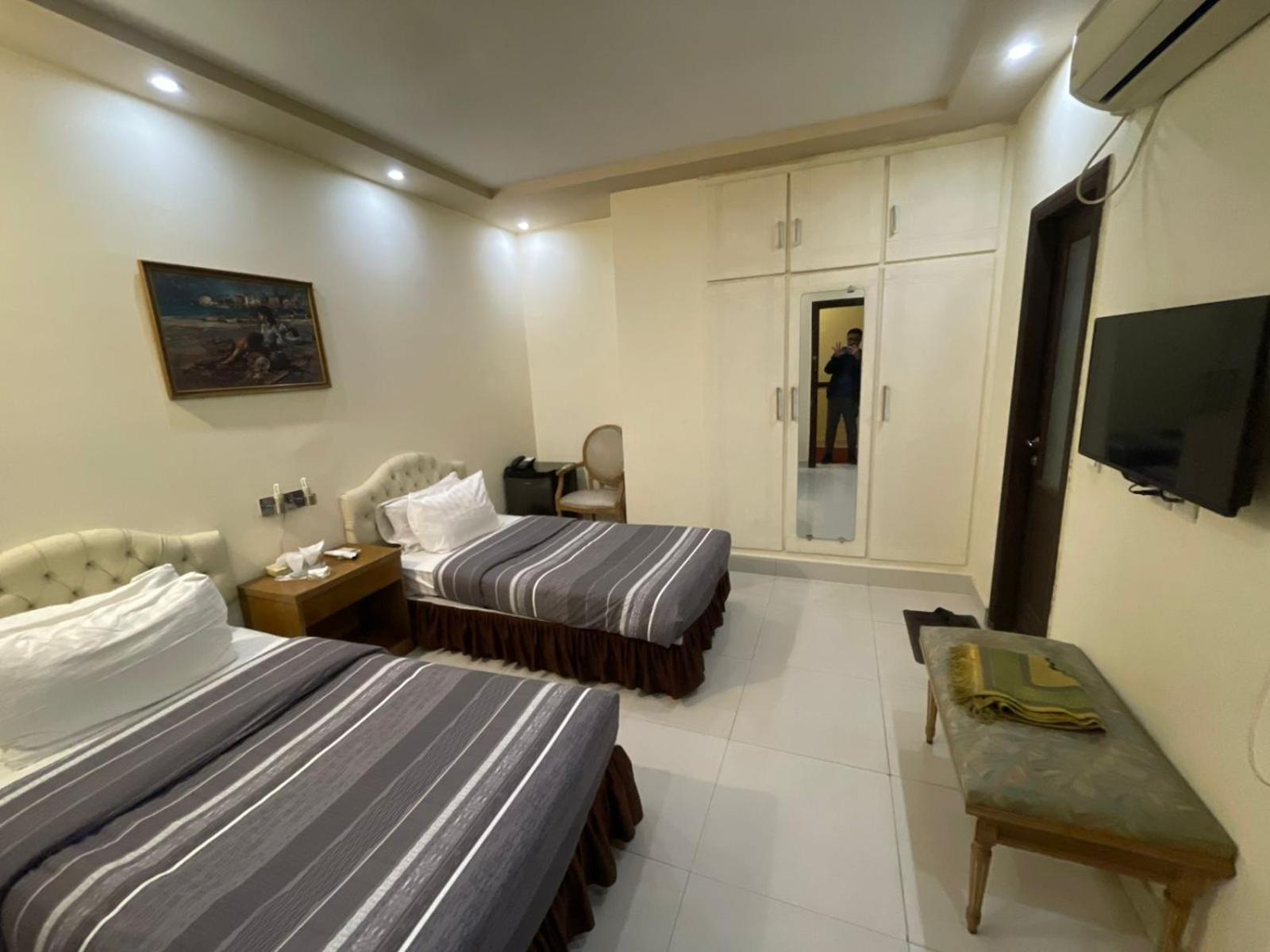 Panoramic Hotel Lahore Bagian luar foto