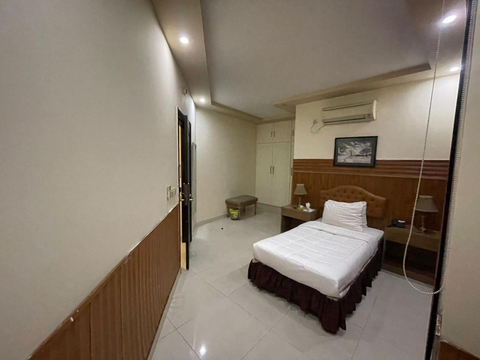 Panoramic Hotel Lahore Bagian luar foto
