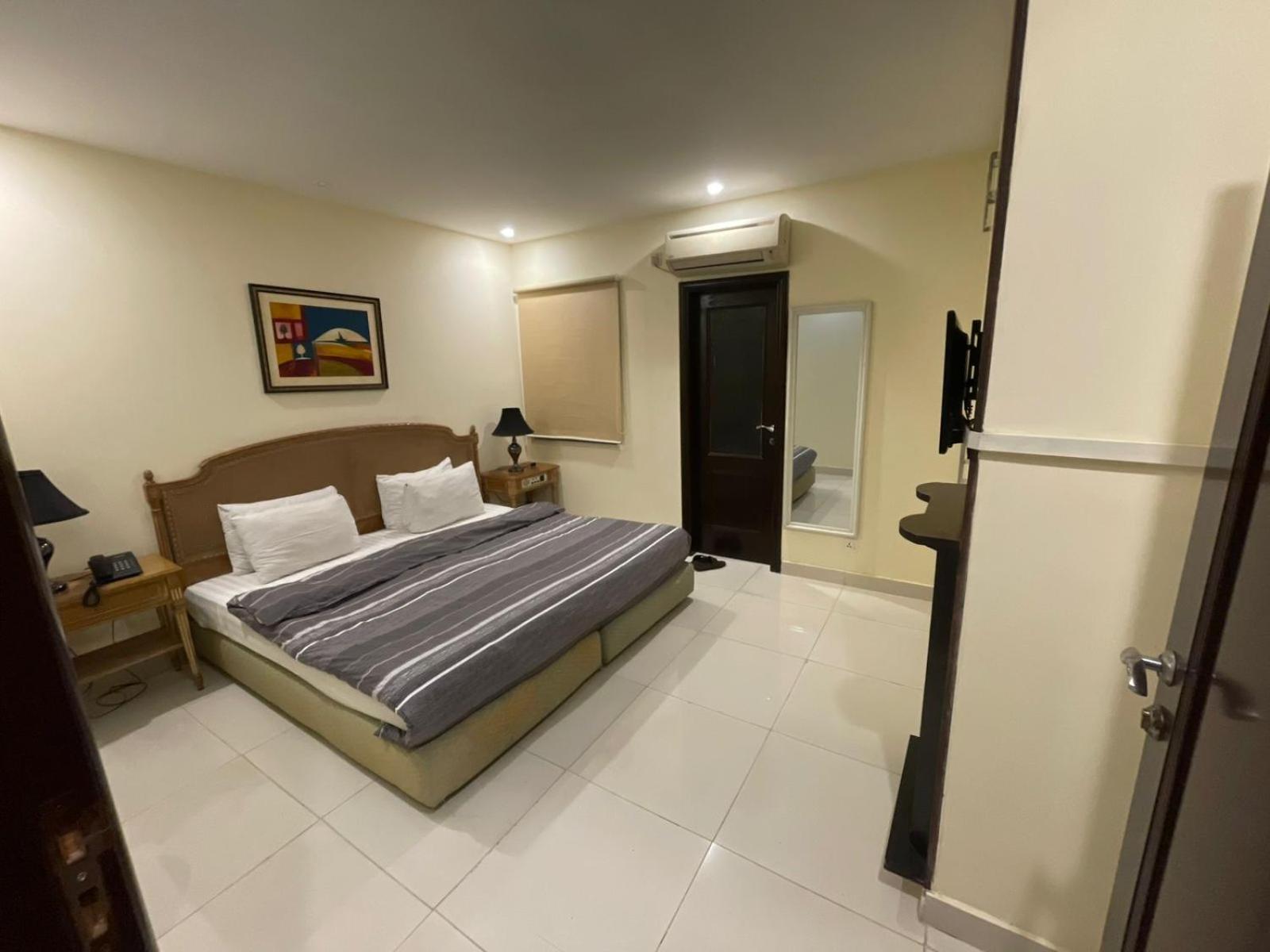 Panoramic Hotel Lahore Bagian luar foto