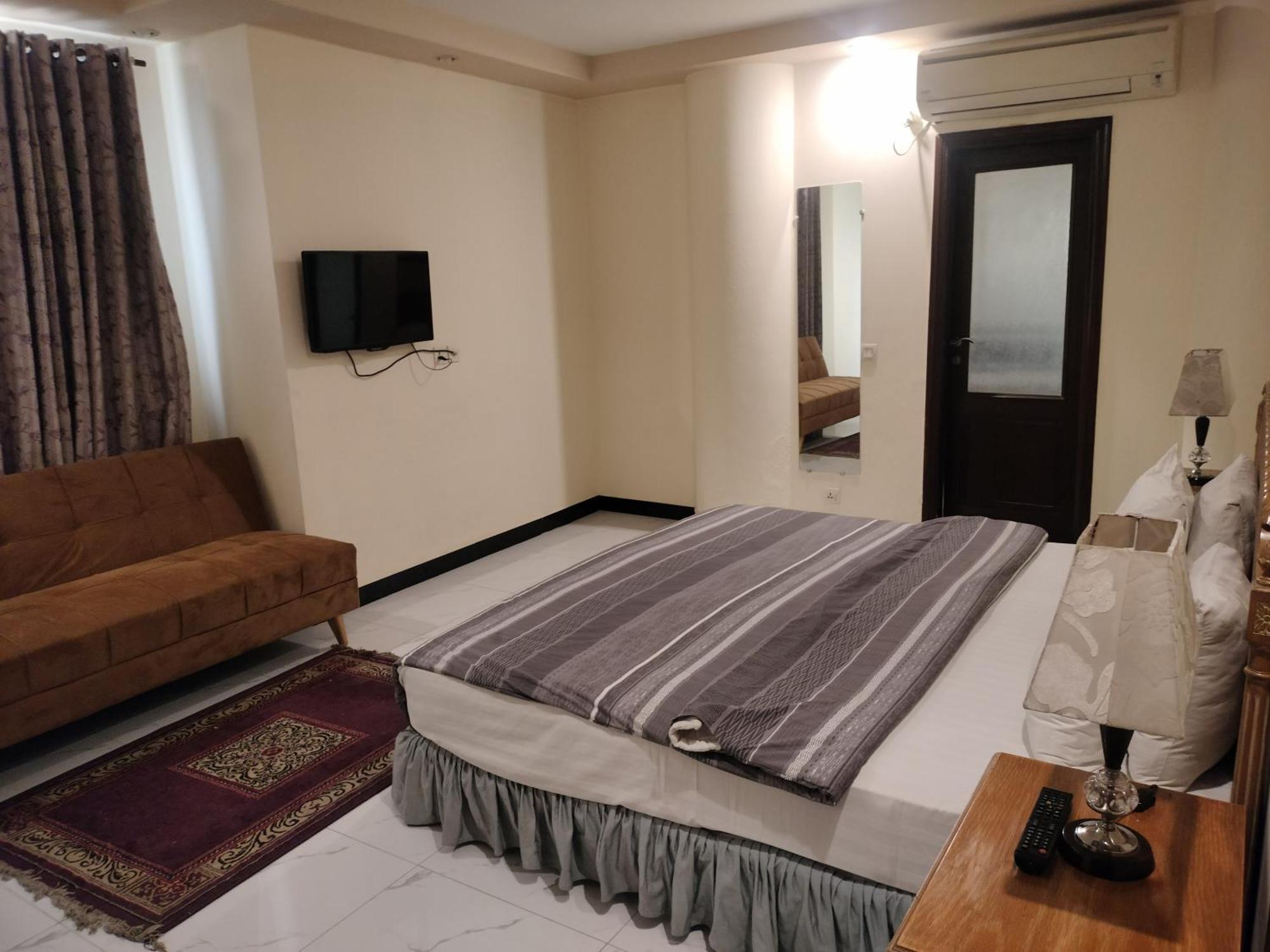 Panoramic Hotel Lahore Bagian luar foto